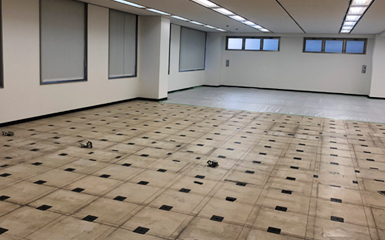 床の張替えのため、古い床材の撤去および養生を行います。